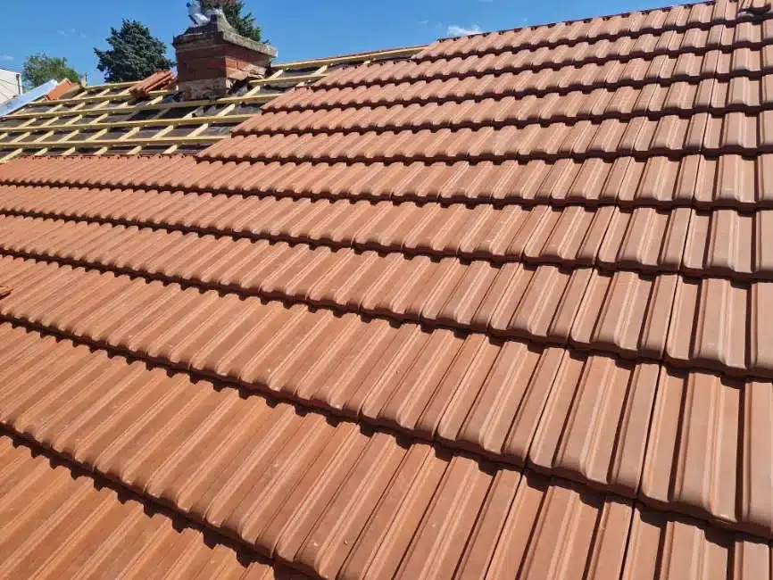 Chantier de rénovation de toiture avec pose de tuiles neuves dans le Val-d'Oise