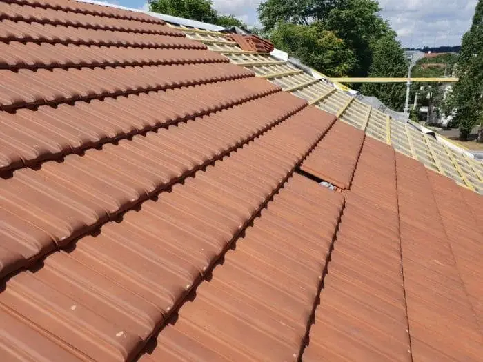 Toiture rénovée avec tuiles neuves par BS Couvreur 95