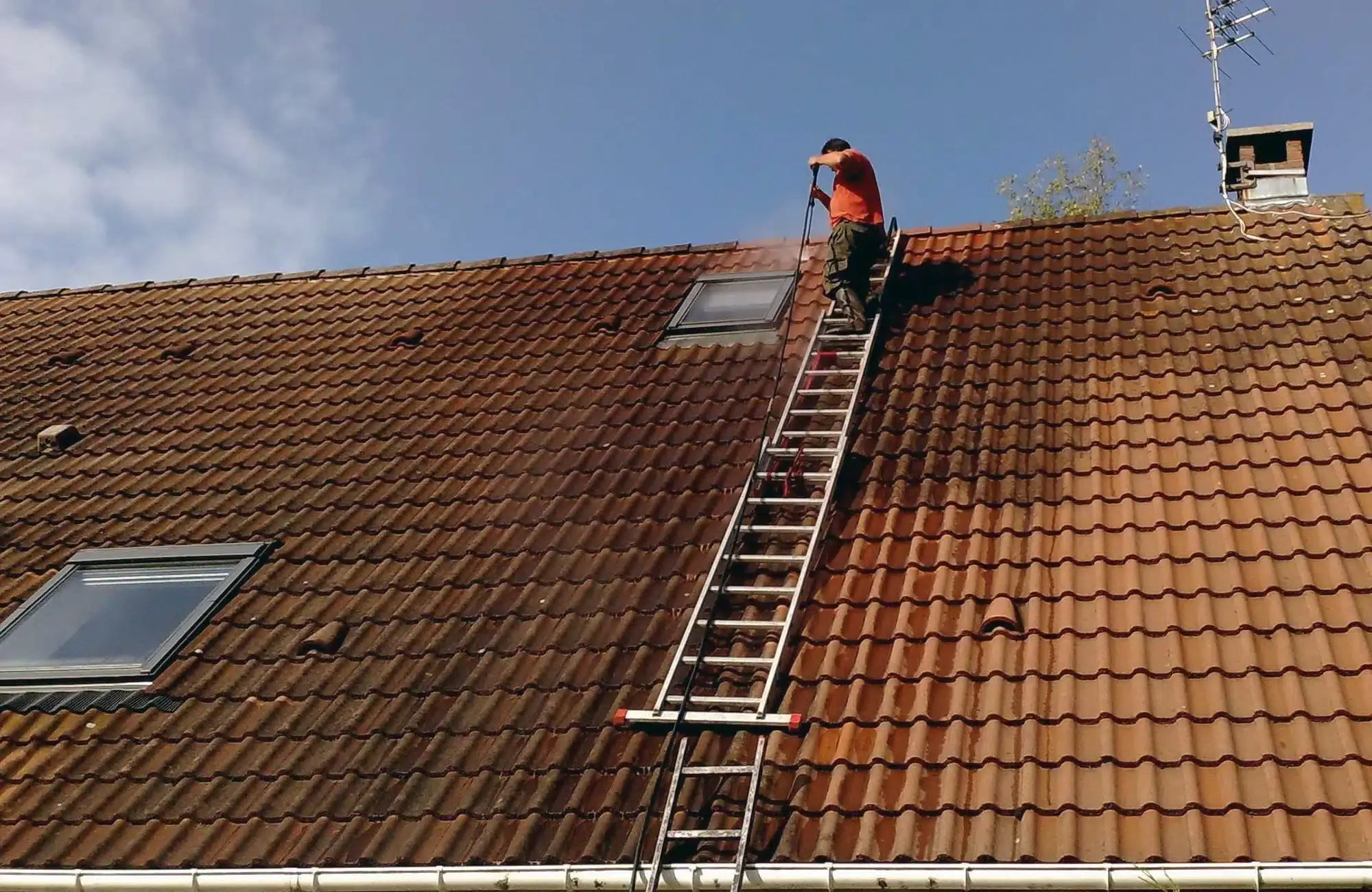 Application du traitement anti-mousse sur une toiture dans le Val-d'Oise