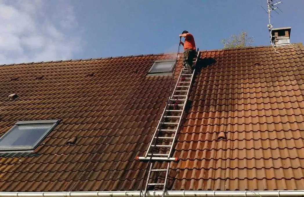 Nettoyage et démoussage de toiture en tuiles par un couvreur BS Couvreur 95 dans le Val-d'Oise