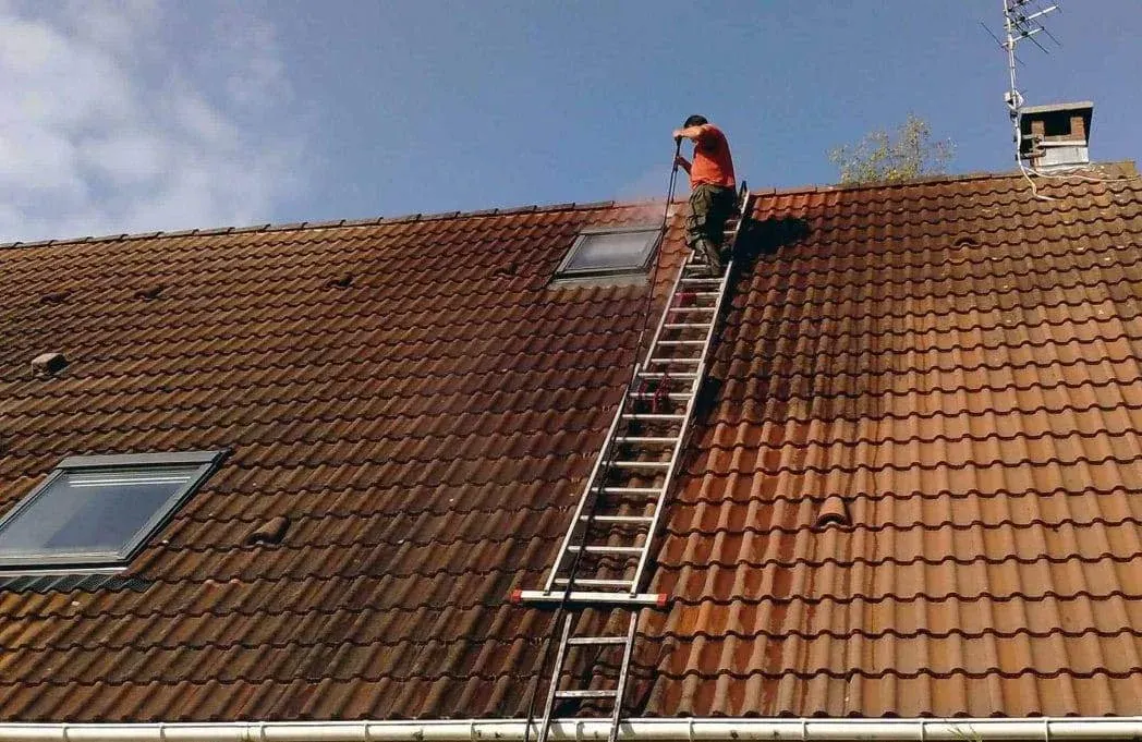 Nettoyage et démoussage de toiture en tuiles par un couvreur BS Couvreur 95 dans le Val-d'Oise