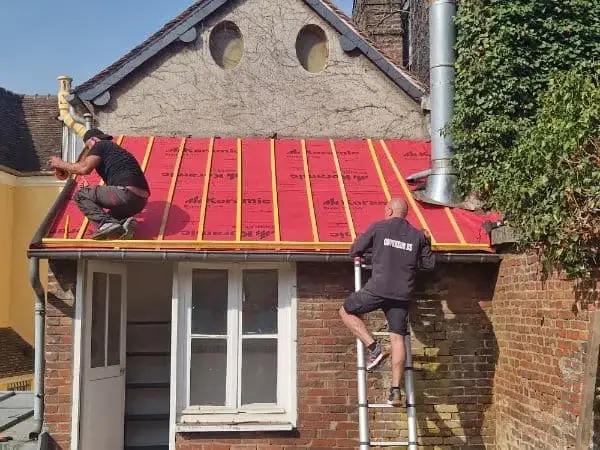 Artisans BS Couvreur 95 au travail sur une toiture dans le Val-d'Oise