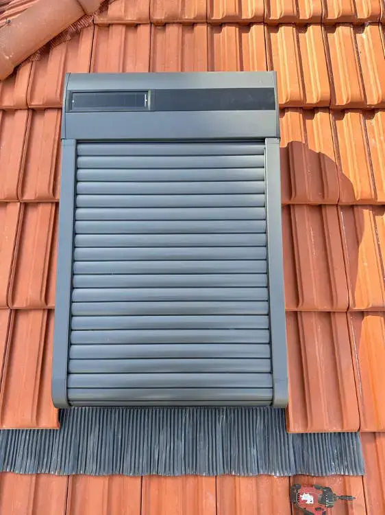 Fenêtre de toit Velux avec volet roulant posée par BS Couvreur 95 sur une toiture en tuiles