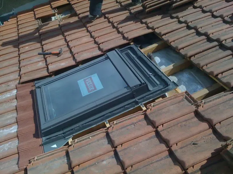 Pose de fenêtre de toit Velux sur toiture en tuiles par BS Couvreur 95 dans le Val-d'Oise